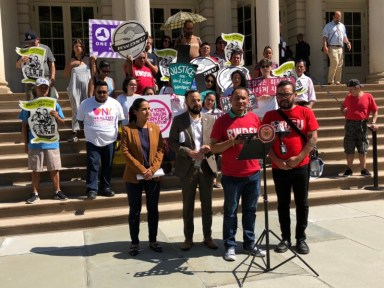 Legisladores de Queens buscan mejorar salario para los trabajadores de propinas