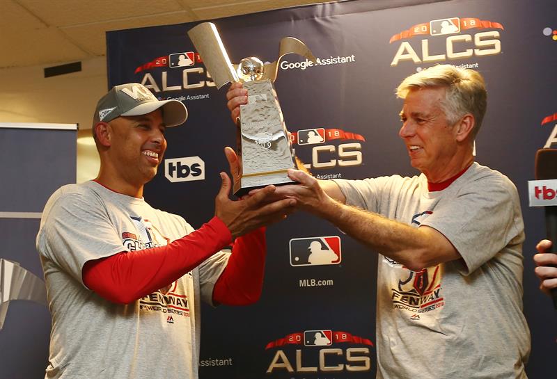 Puertorriqueño Alex Cora hace historia en las Grandes Ligas del béisbol