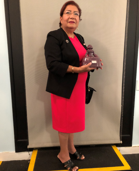 Vicky Díaz reconocida con el Premio Menina de la Red Transnacional de Mujeres