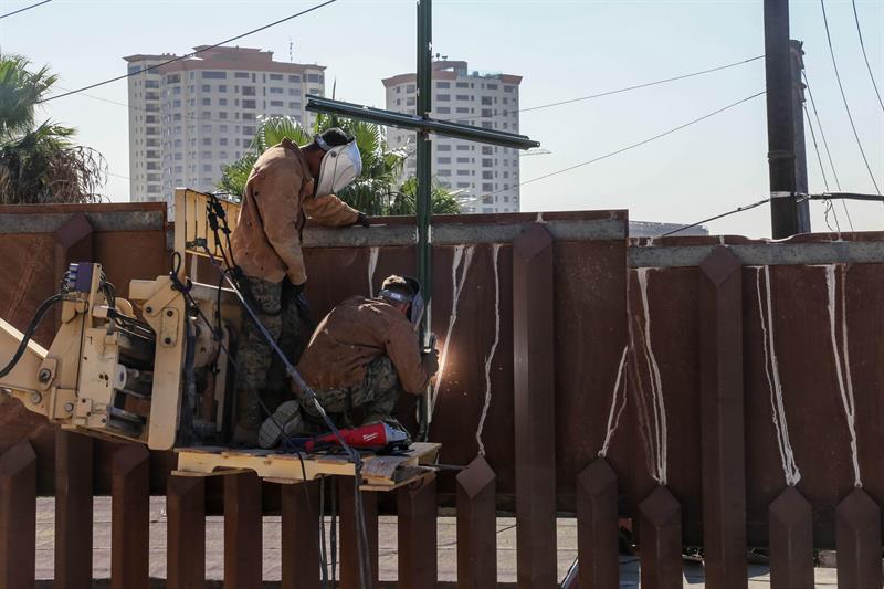 EEUU refuerza su frontera mientras que inmigrantes centroamericanos van llegando a Tijuana