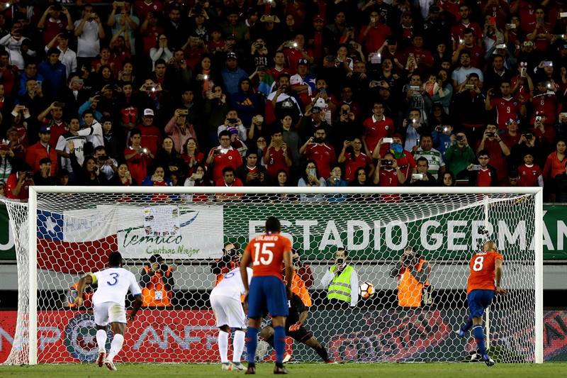 Chile golea a Honduras con un doblete de Vidal, y Rueda toma aire