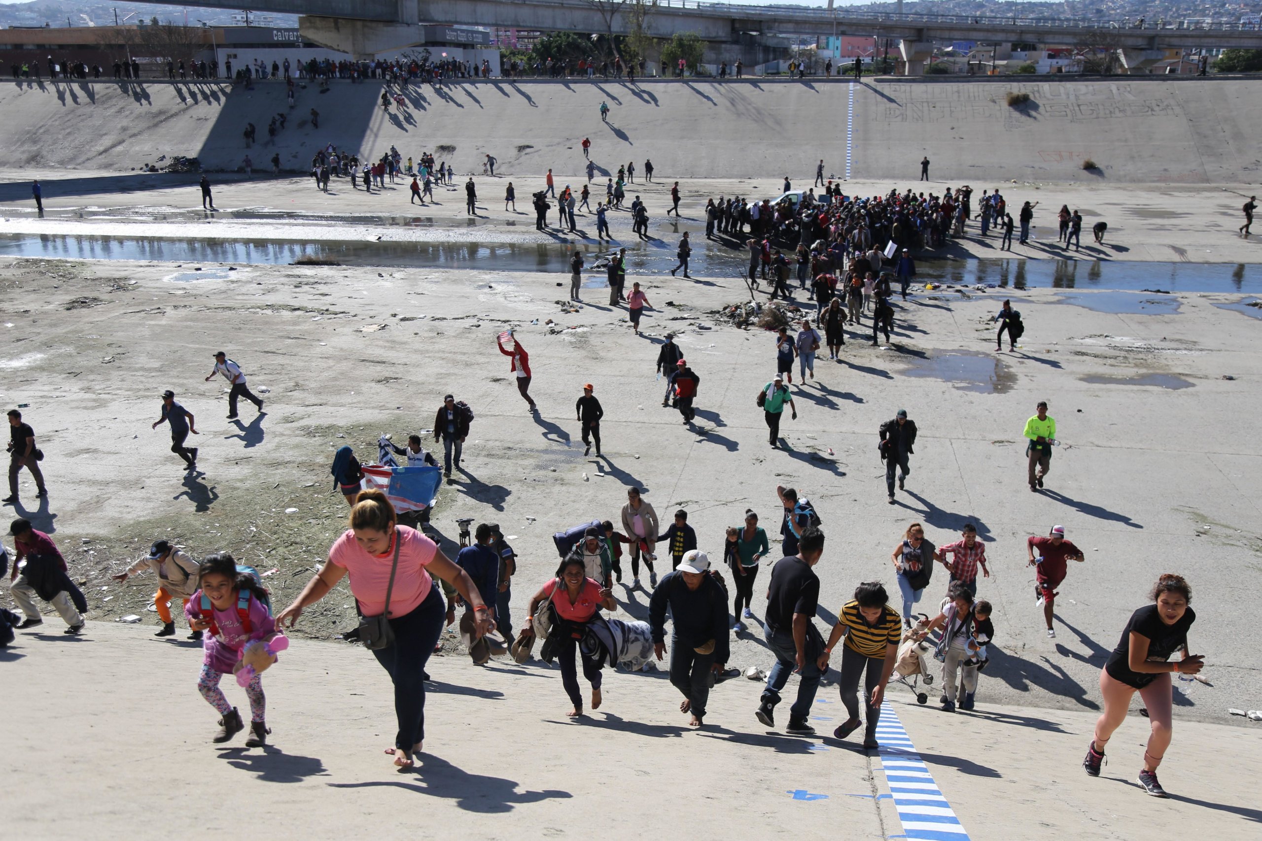 Migrantes redoblan presión y buscan cruzar el muro con EEUU a la fuerza