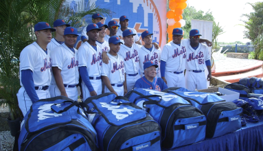 Los New York Mets donan equipación deportiva a niños en República Dominicana