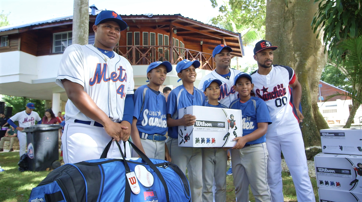 Los New York Mets donan equipación deportiva a niños en República Dominicana