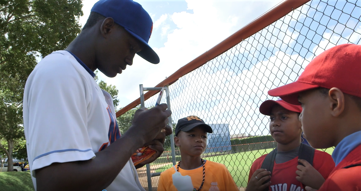Los New York Mets donan equipación deportiva a niños en República Dominicana
