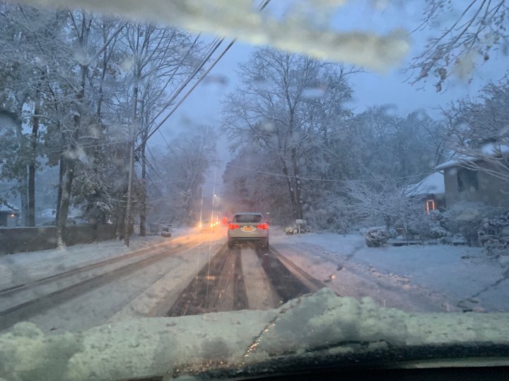 Acumulación de nieve en Long Island causó accidentes y retrasos en las vías