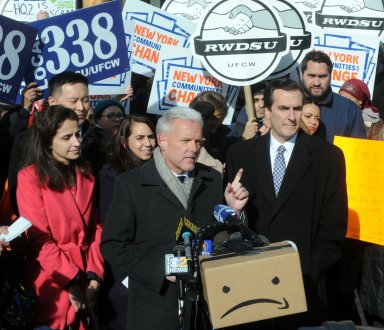 Políticos de Queens continúan protestas contra sede corporativa de Amazon