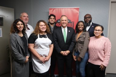 Queens College abre despensa de comida gratuita para sus estudiantes