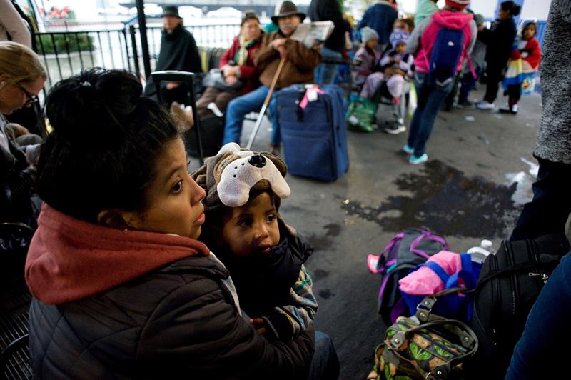 Pareja de hondureños migrantes de la caravana celebra nacimiento de hijo en EEUU