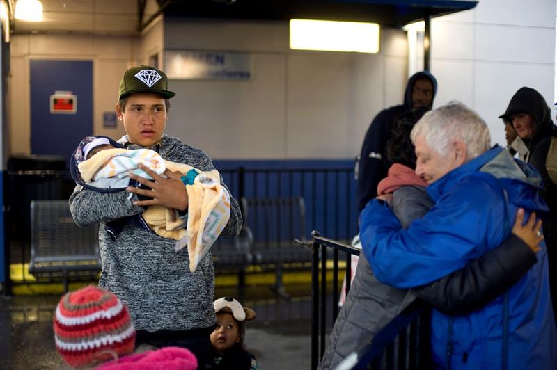 Pareja de hondureños migrantes de la caravana celebra nacimiento de hijo en EEUU