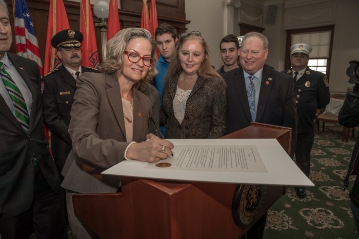 Firman legislación para ayudar en la matrícula de bomberos que estudian en NCC