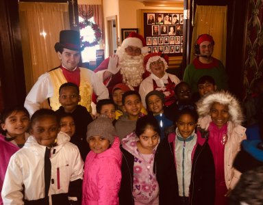 Estudiantes de Brentwood asisten a musical navideño en Teatro Three