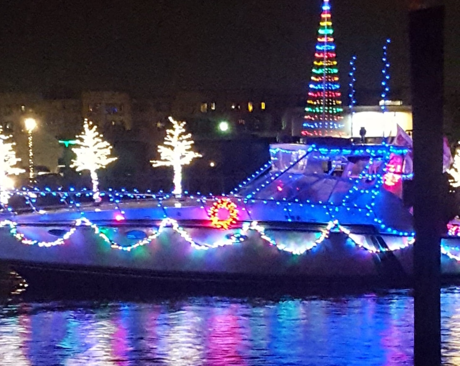 Desfile de botes iluminados en Freeport inicia la temporada de Navidad