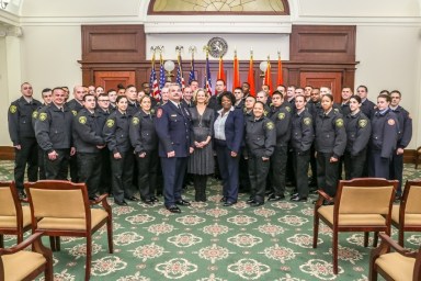 Ejecutiva Curran juramenta a la clase más grande de oficiales correccionales en Nassau