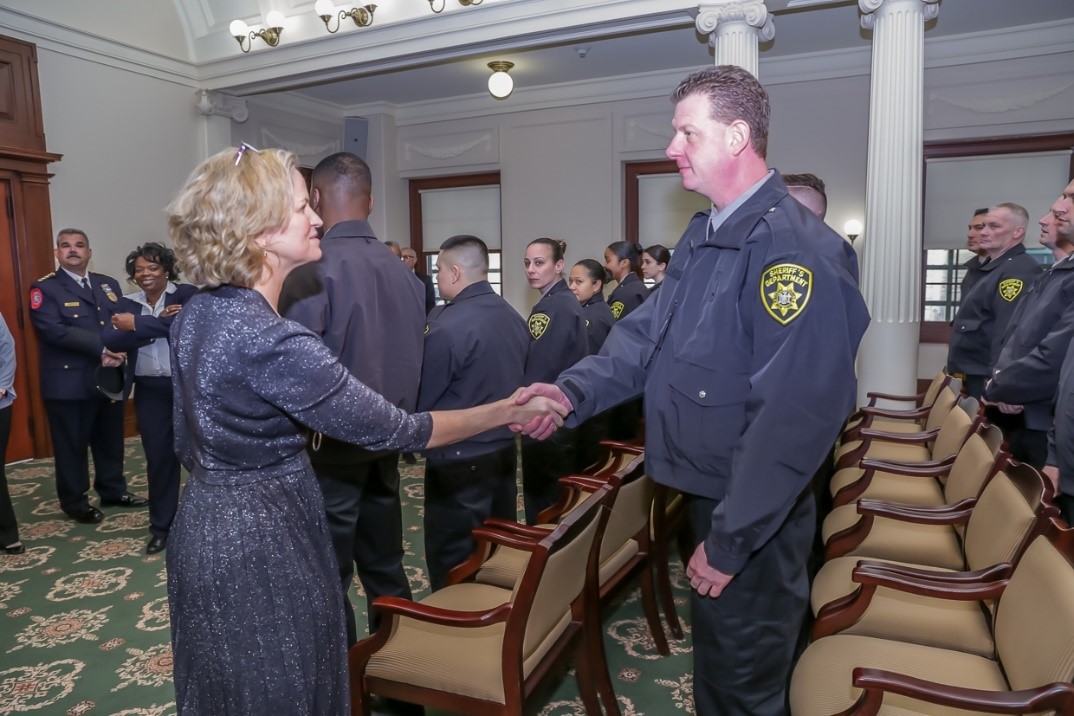 Ejecutiva Curran juramenta a la clase más grande de oficiales de correccionales