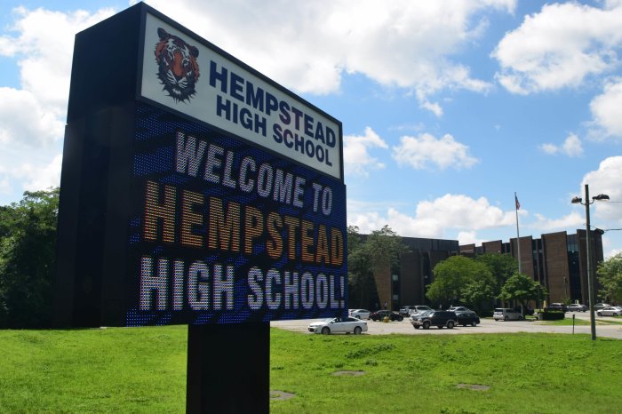 Funcionarios de escuelas de Hempstead se reúnen para tratar de mejorar el asediado Distrito