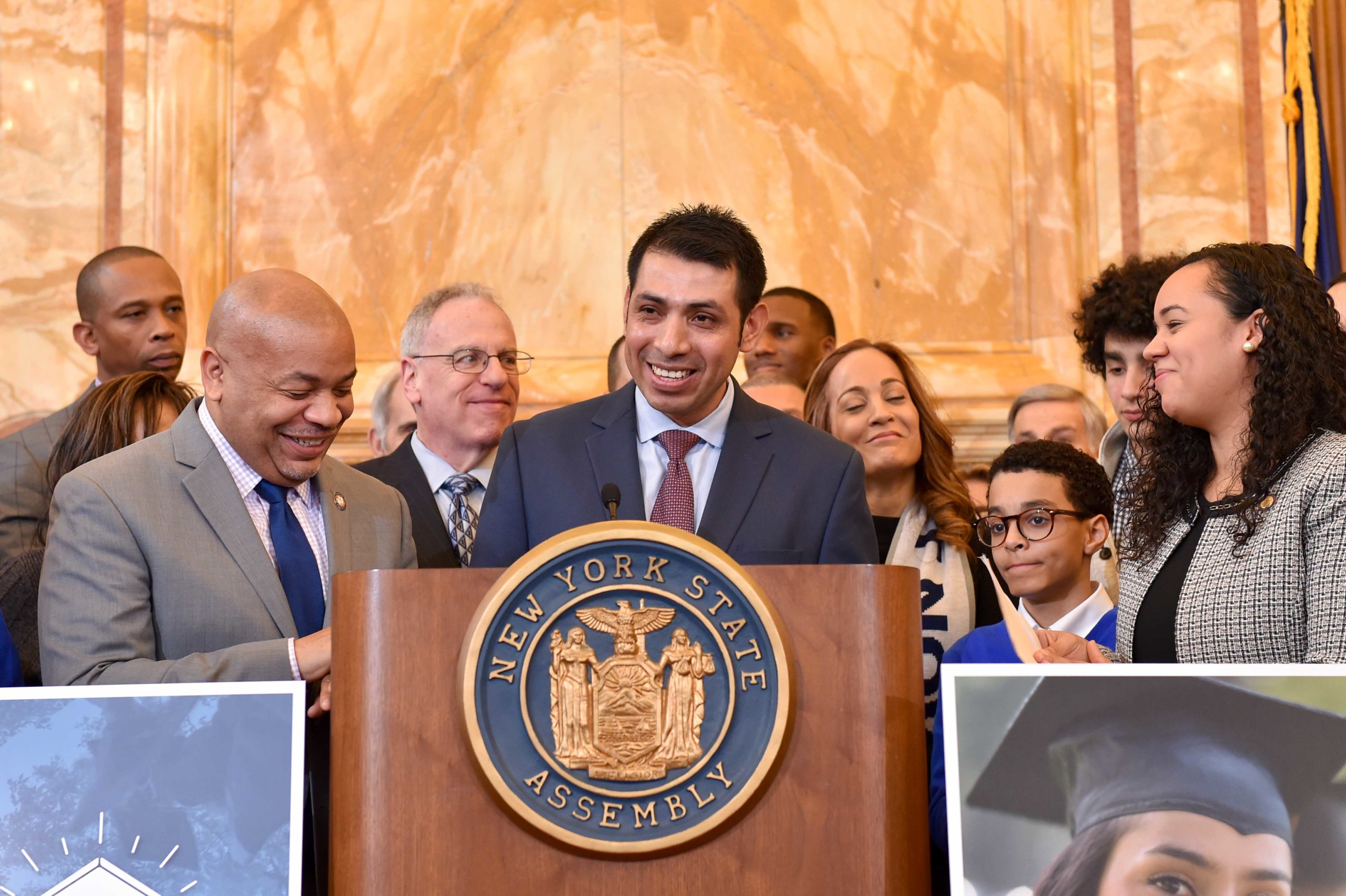 Asamblea estatal aprueba el NY Dream Act que garantiza educación superior de jóvenes inmigrantes