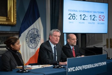 Miles de neoyorquinos sienten el ‘pinchazo’ del cierre federal, el cual puede empeorar, según de Blasio