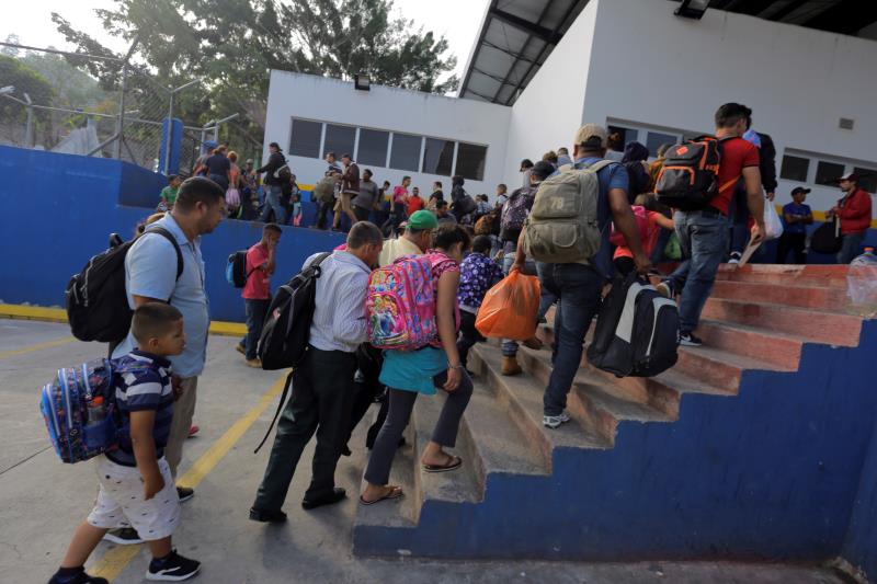 Centenares de inmigrantes hondureños continúan la caravana rumbo a EEUU