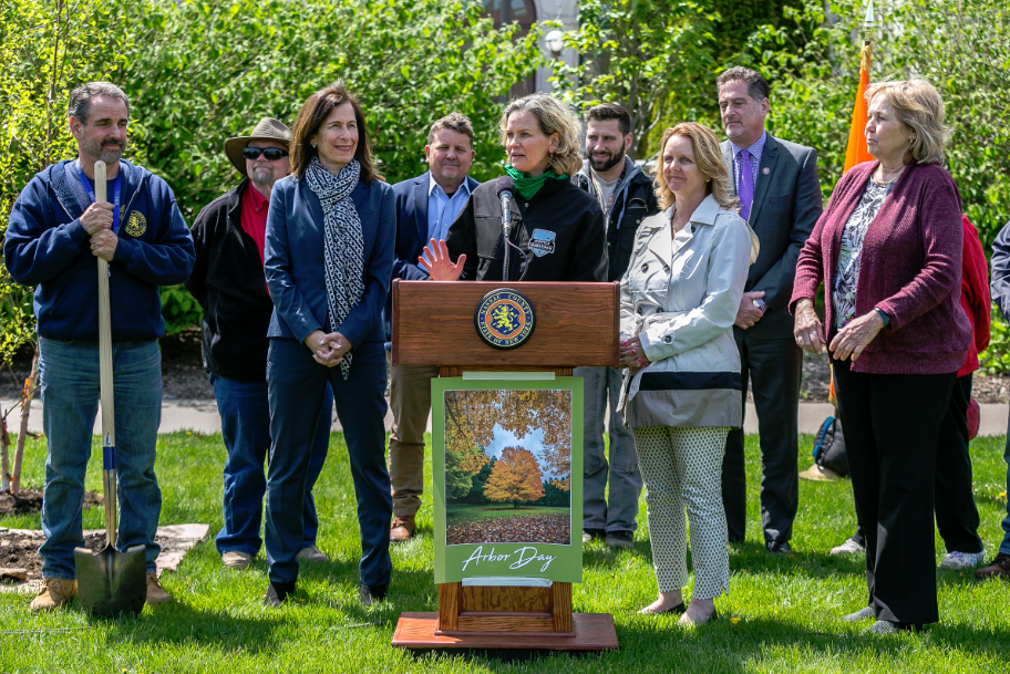 Ejecutiva Laura Curran organizó la celebración oficial del Día del Árbol