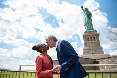 Alcalde asegura poder dirigir NYC mientras hace campaña para la presidencia