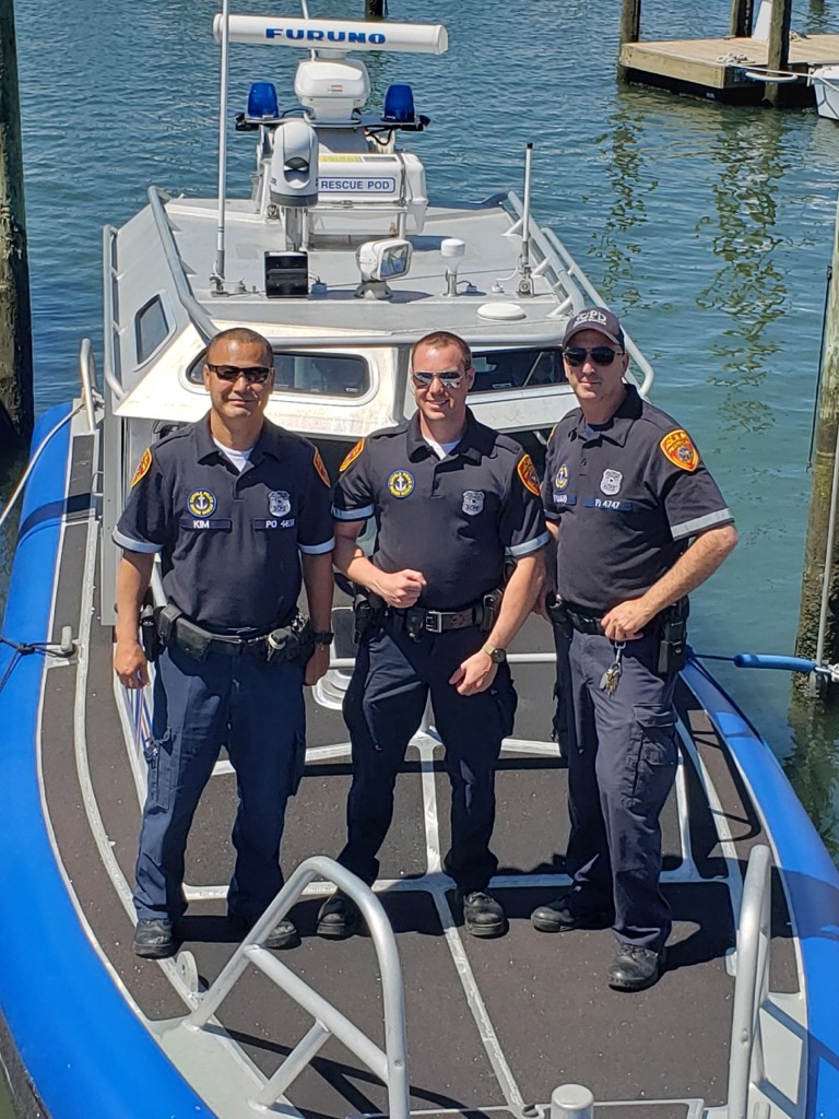 Hispano salvado por la policía de Suffolk tras volcarse su kayak en Long Island