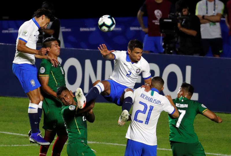 Coutinho y el VAR alivian el estreno de Brasil y frustran a Bolivia