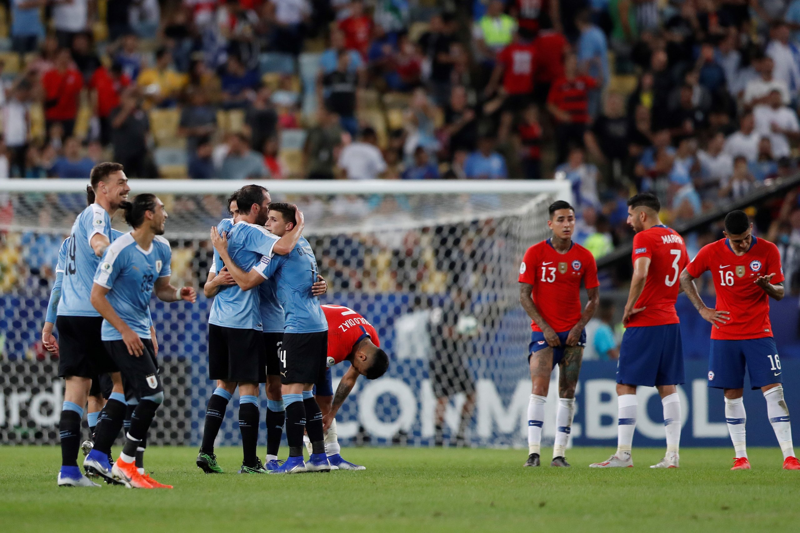 Cavani da triunfo a Uruguay sobre Chile y el 1er. lugar del Grupo C