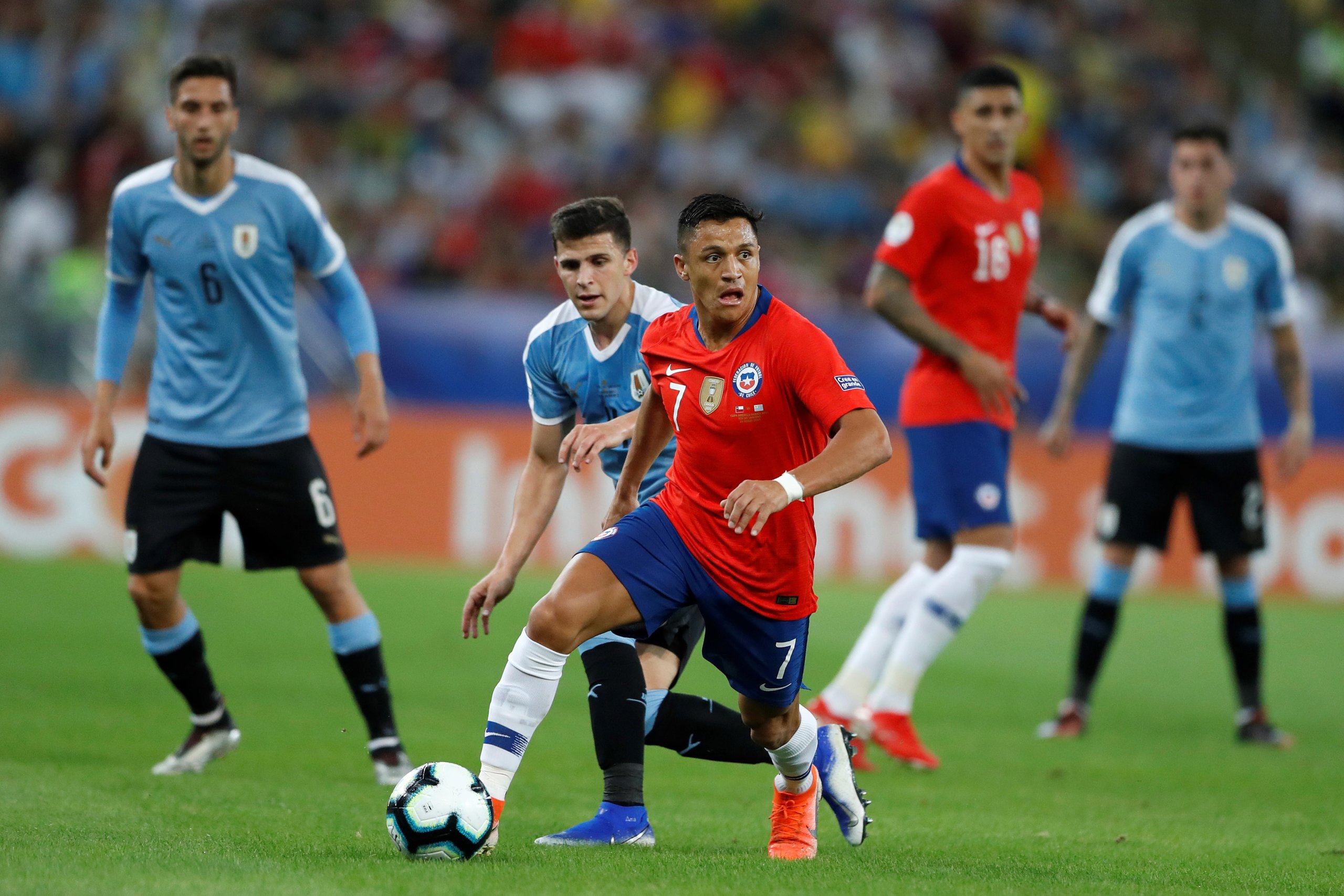 Cavani da triunfo a Uruguay sobre Chile y el 1er. lugar del Grupo C