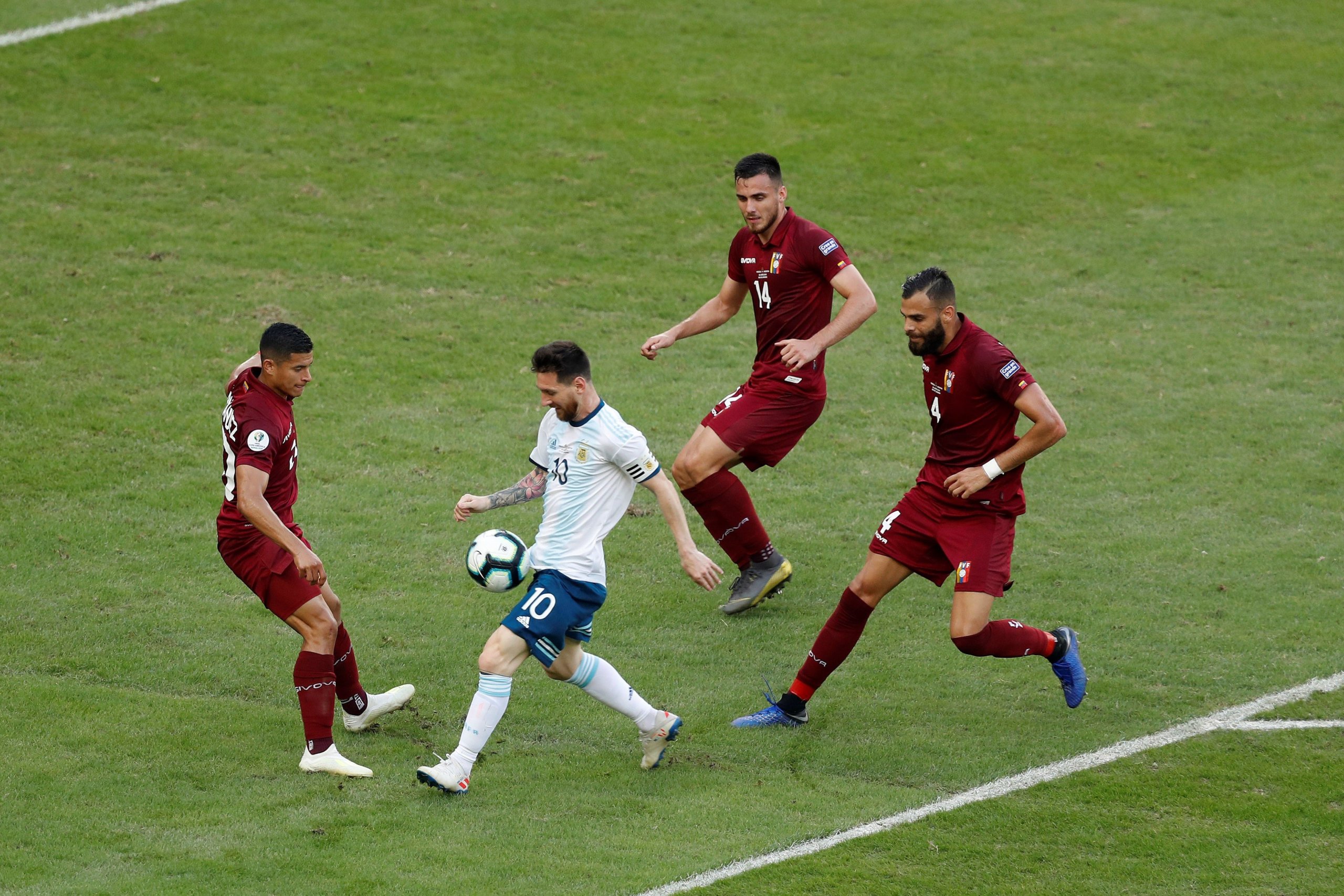 Argentina despacha 2-0 a Venezuela y se cita con Brasil en semifinales