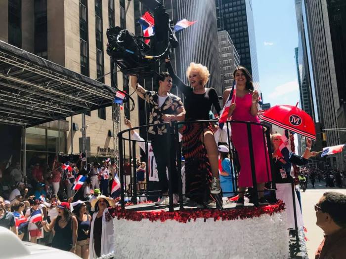 Desfile Dominicano pinta de azul, rojo y blanco a NY