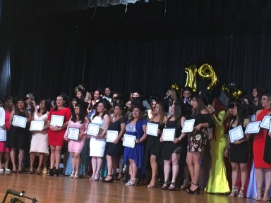 Estudiantes latinos reciben doble certificación en cosmetología y salud mental