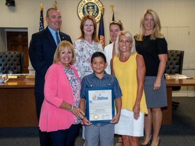 Pueblo de Islip reconoce a niño hispano emprendedor y de buen corazón