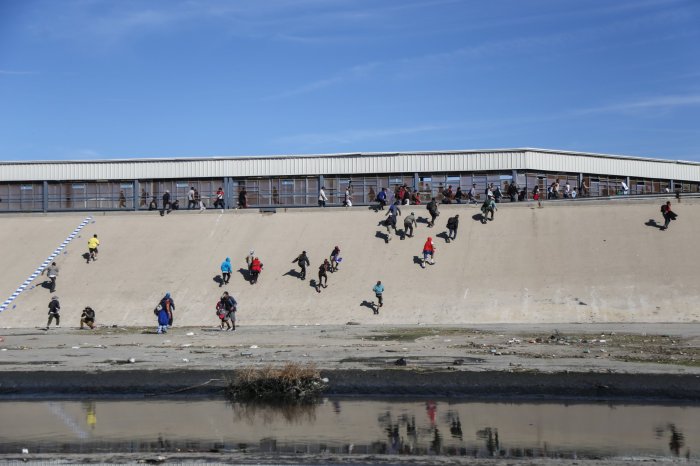 Devolverán a centroamericanos que crucen la frontera sin papeles