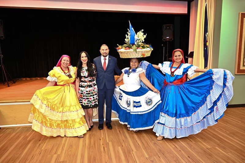Asambleísta Ramos celebra la Hispanidad y honra a los campeones de la comunidad
