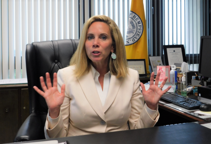 Supervisora ​​del Pueblo de Hempstead, Laura Gillen, propone ley anticorrupción