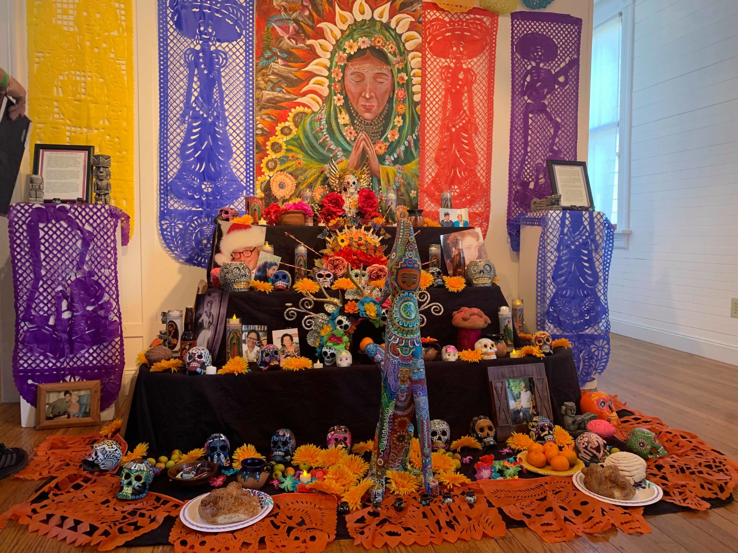 El “Día de los Muertos” en Bayshore conmemora las tradiciones culturales hispanas