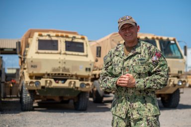 Marinero hispano de Westbury sirve en Djibouti, África