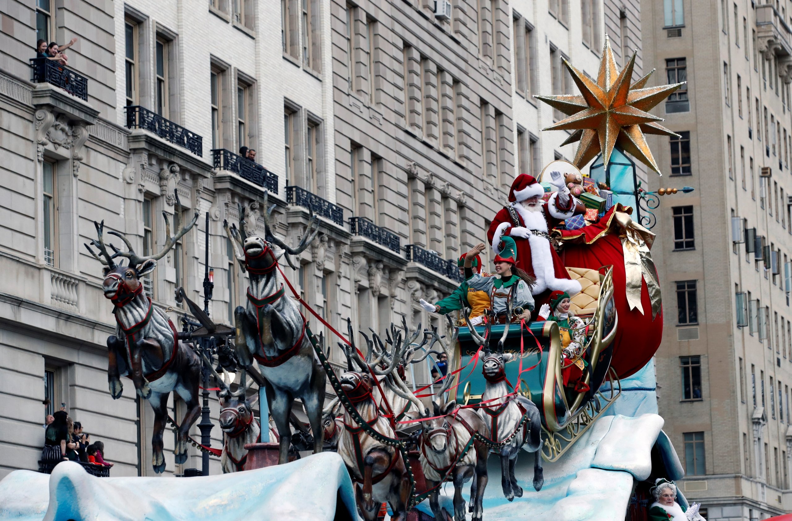 Neoyorquinos disfrutan del desfile de globos de Macy's pese al viento