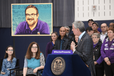 Alcalde renombra escuela en Jackson Heights en honor al fallecido líder laboral Héctor Figueroa