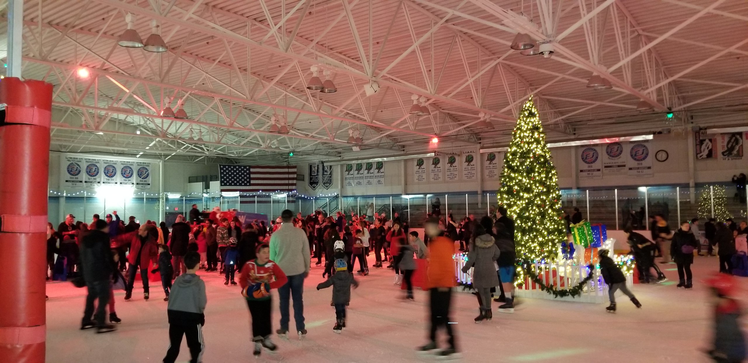 1,500 personas disfrutan las maravillas invernales en pista de hielo de Dix Hills