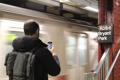 Homenaje espontáneo a Kobe Bryant en el metro de Nueva York