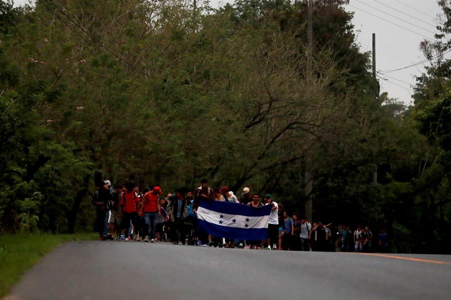 Más de 2.000 hondureños huyen en nueva caravana a EEUU (Video y Fotos)
