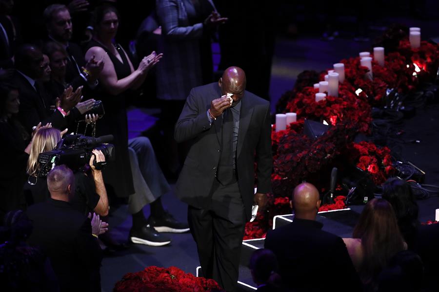 Miles de personas despiden a Kobe Bryant y a su hija Gianna en emotivo tributo