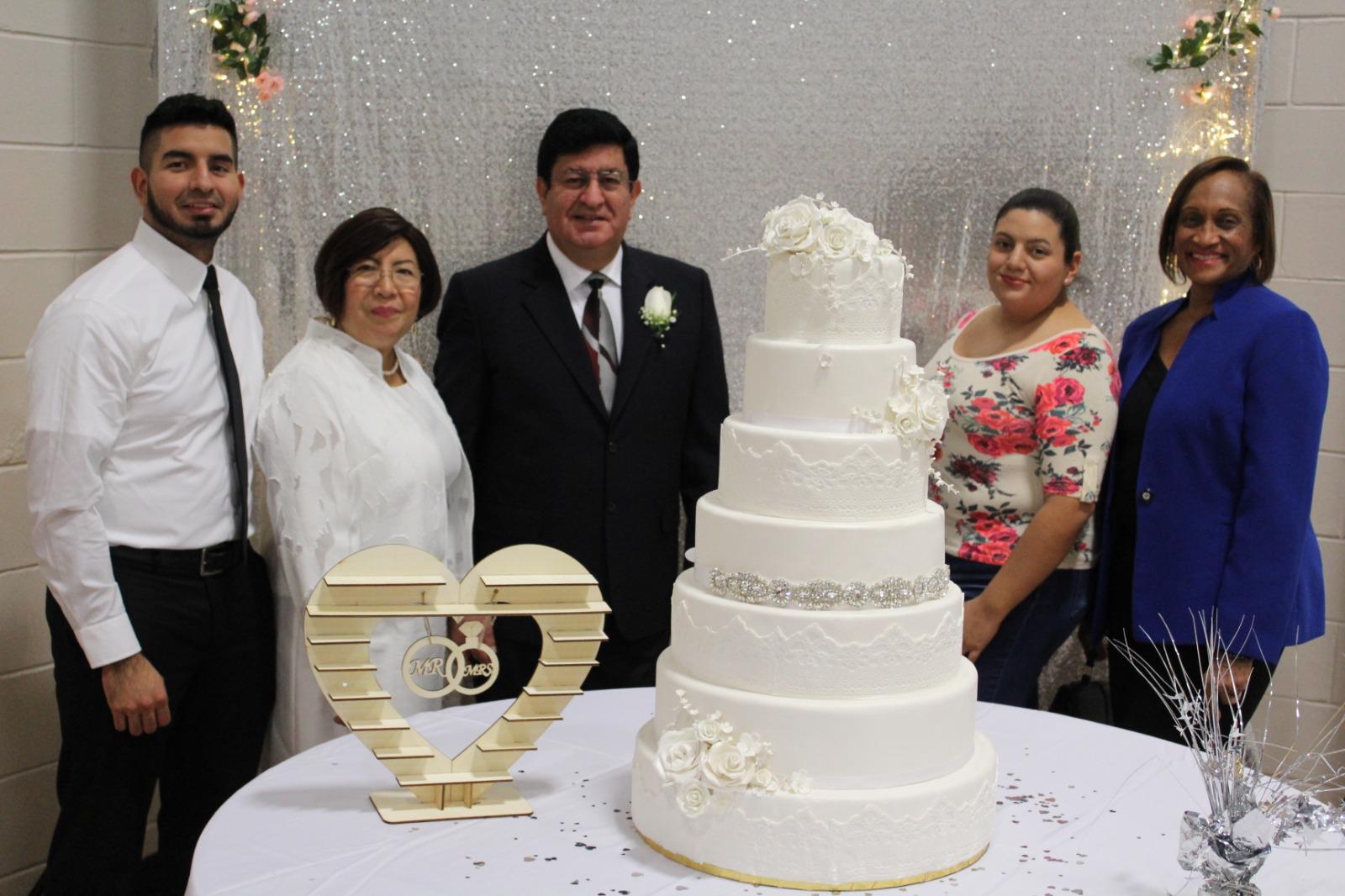 Vicky y William Díaz renovaron sus votos en el Freeport Bible Center celebrando 36 años de feliz matrimonio.