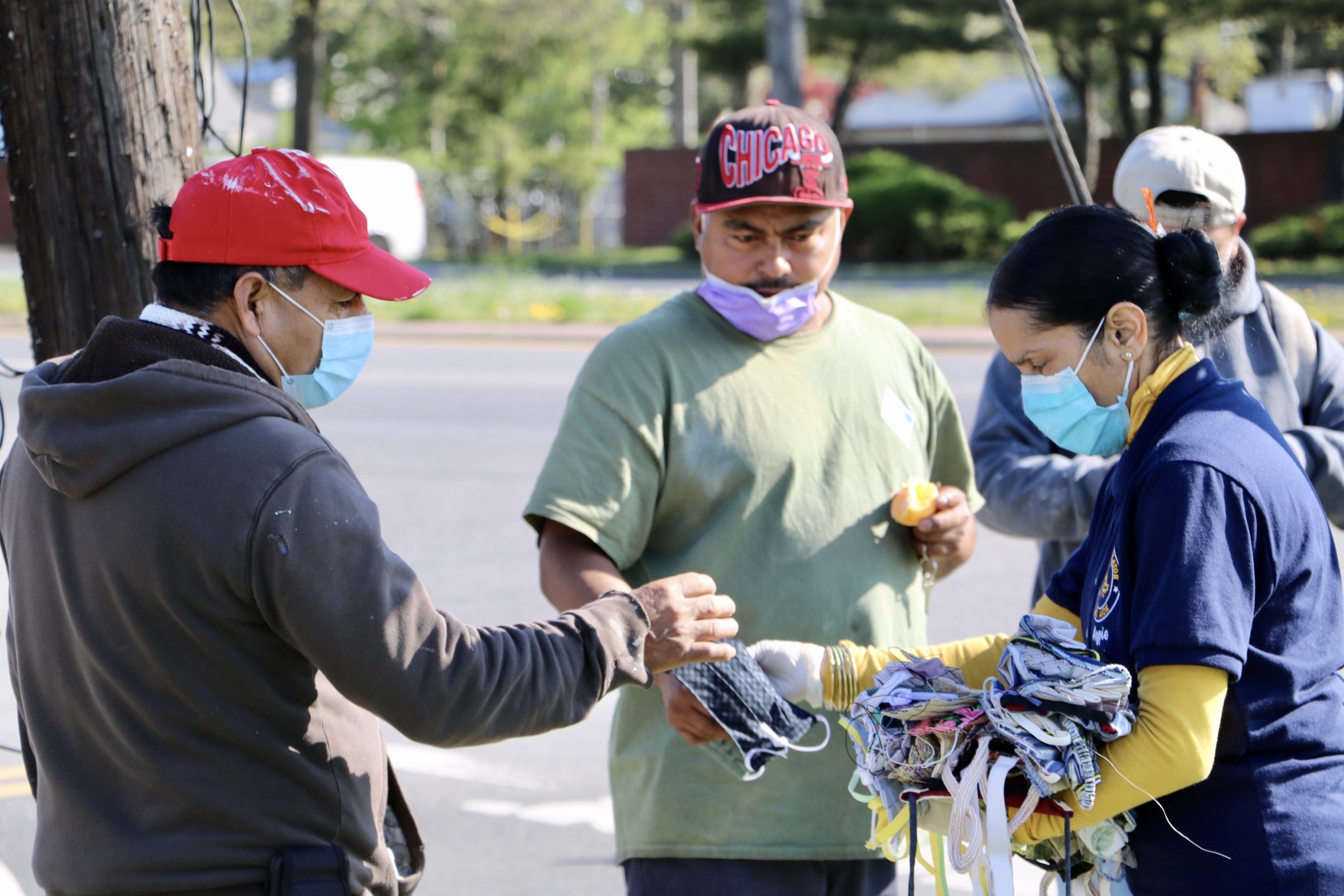 Legislador Sam González entrega comida y kits de protección a jornaleros de Brentwood