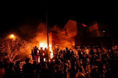 Incendian estación policial de Minneapolis en protesta por muerte de afroamericano George Floyd