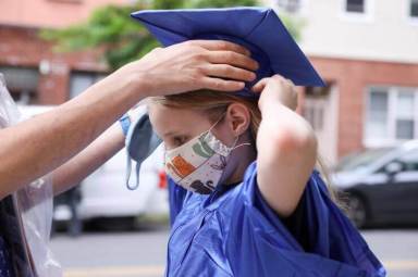 A días de que reabran las escuelas, nueva encuesta revela “preocupación” entre padres latinos