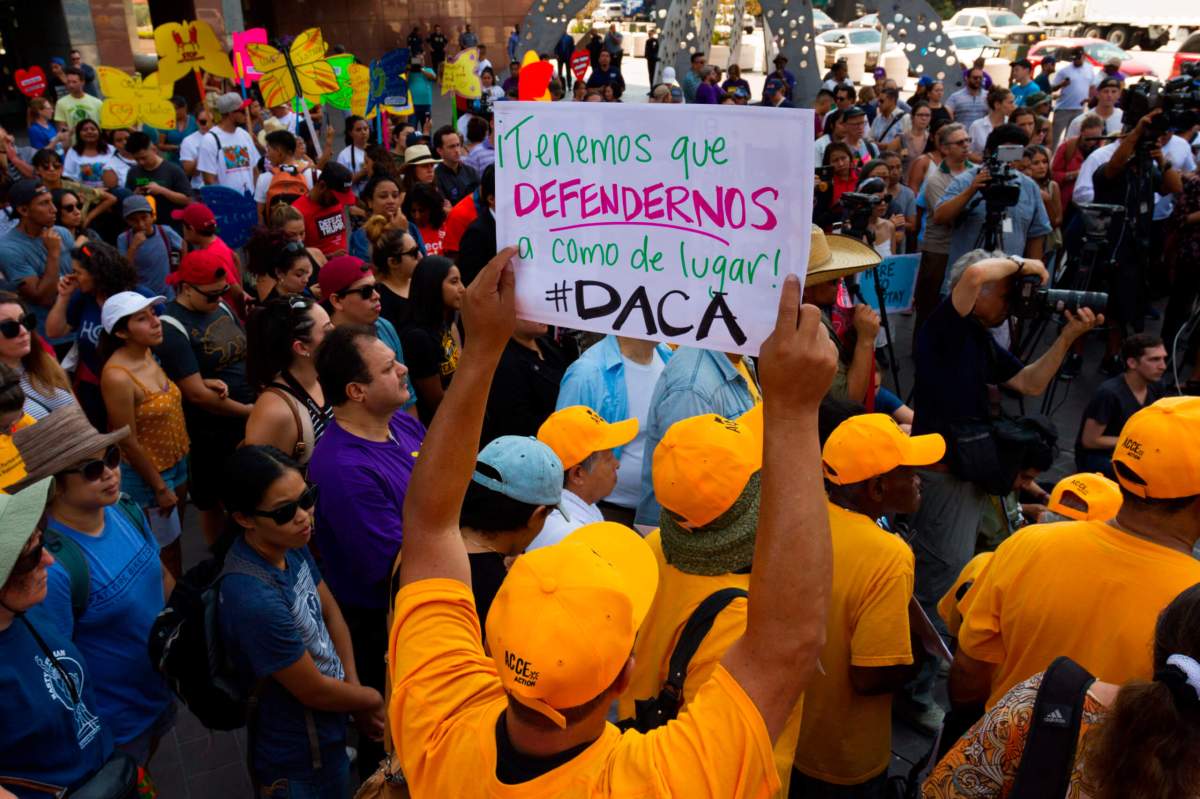 Juez permite a 'soñadores' demandar a Trump por intento de derogar DACA