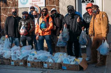 Concejal hispano distribuye 150 pavos en Queens